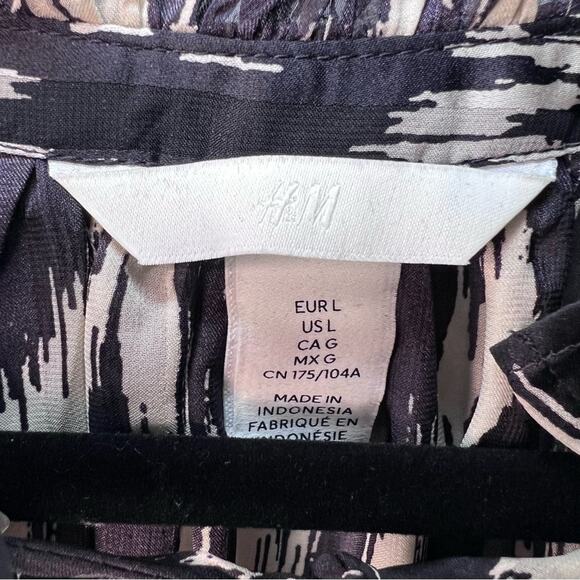 H&M, black and off-white Large tie V-neck blouse - Picture 7 of 11